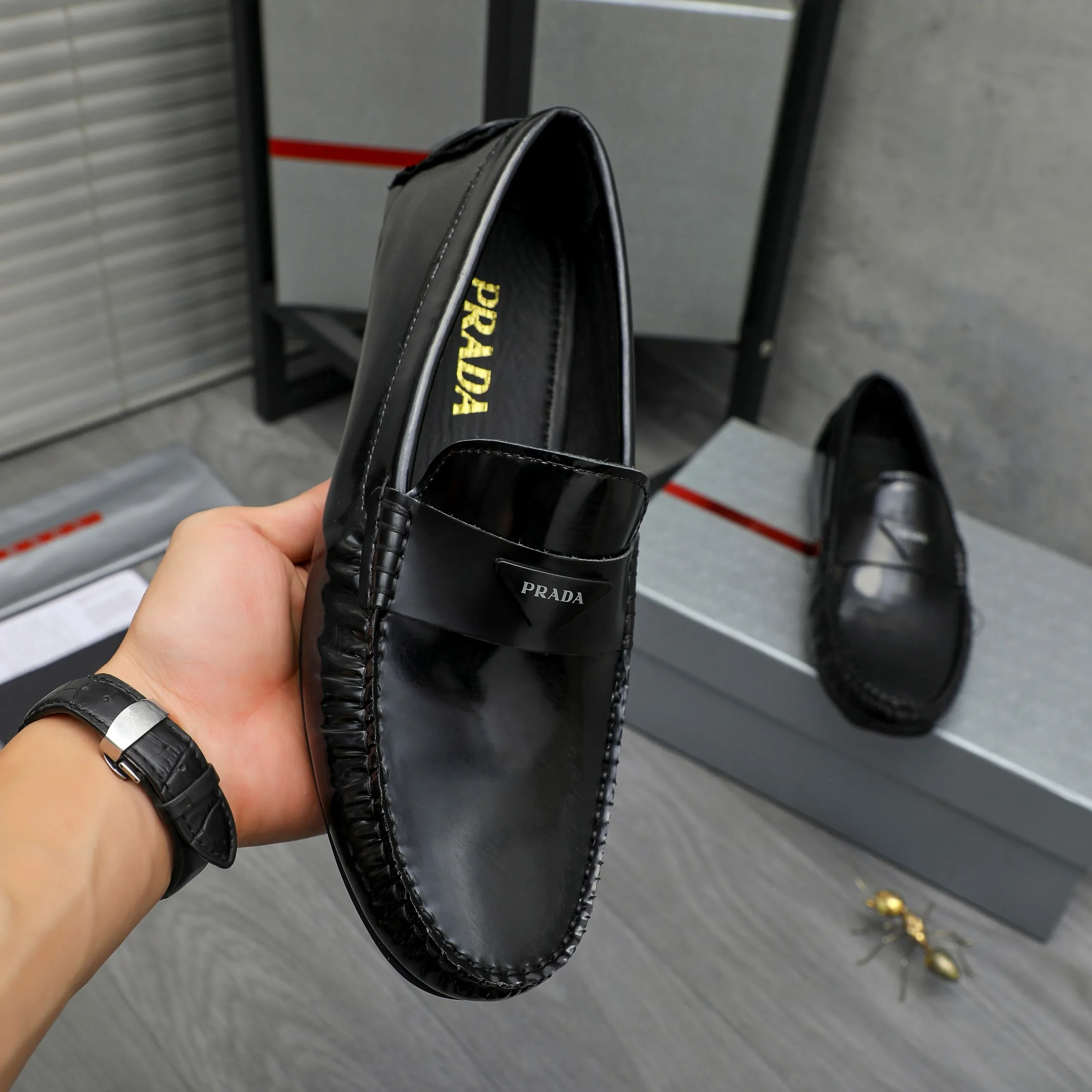 Men's shoes 💰p420 Product trademark: Men's shoes 💰pRADA [Prada] Casual slip-on men's shoes Regular size. Size: 38-44 Product materials: Selected patent cowhide upper, sheepskin lining, rubber outsole